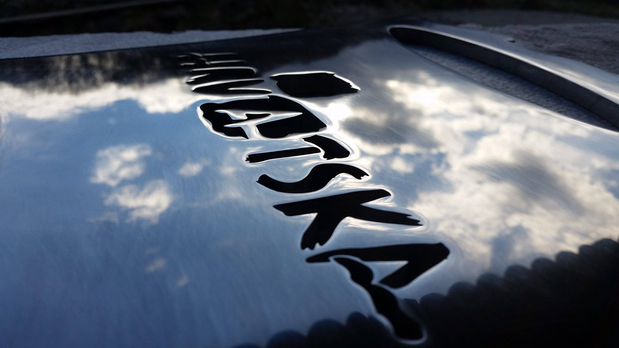 Urbana oprema od poliranog INOX-a s graviranim natpisom