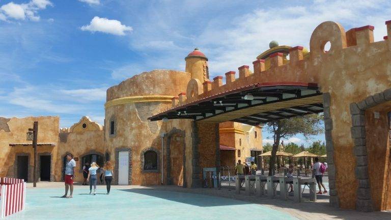 Theming unutrašnje strane glavnog ulaza u zabavni park