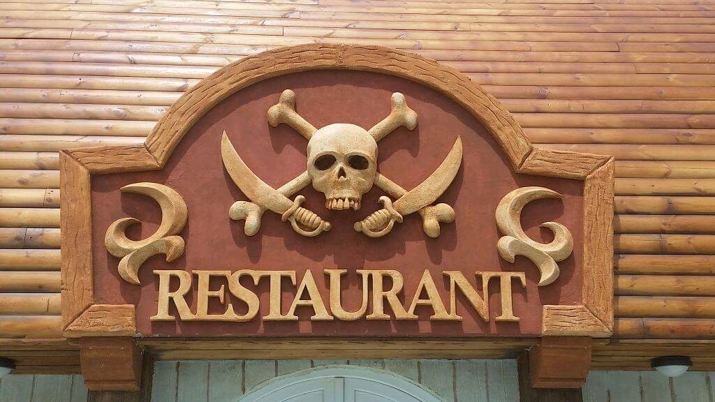 Theming tehnika primjenjena iznad ulaza u restoran u zabavnom parku